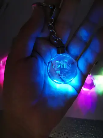 Брелок BTS змінює колір