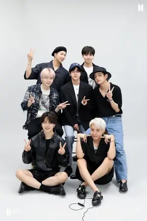 Брелок BTS металевий 01