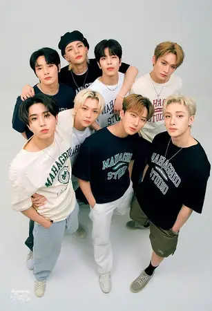 Брелок Stray Kids металевий 002
